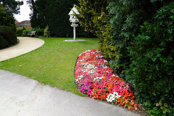Massif fleuri en bordure d’une pelouse tondue