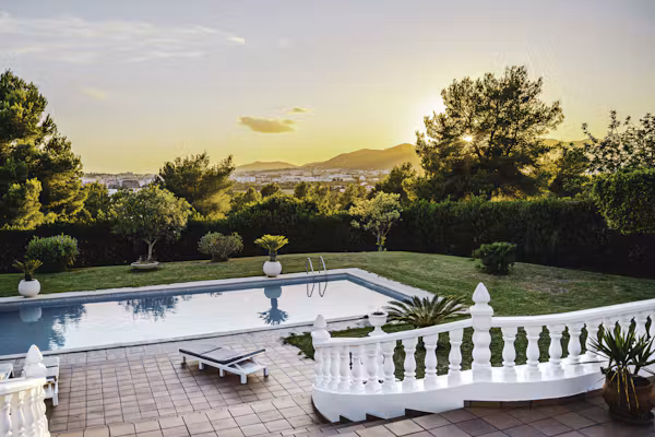 Piscine au milieu d’un jardin
